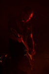 Concert - Guitariste en lumière rouge