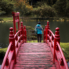 Personne sur un pont japonais en automne
