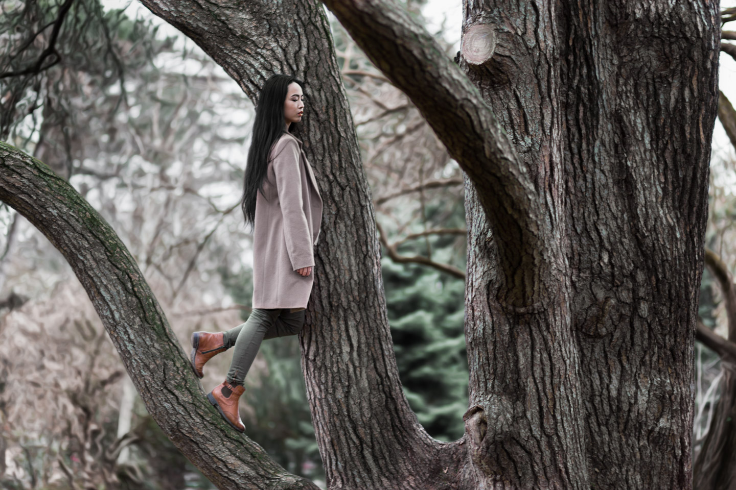 Portrait - femme debout sur un arbre en hiver