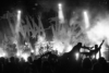 Concert - Silhouettes de personnes portées en slam face au groupe Tagada Jones