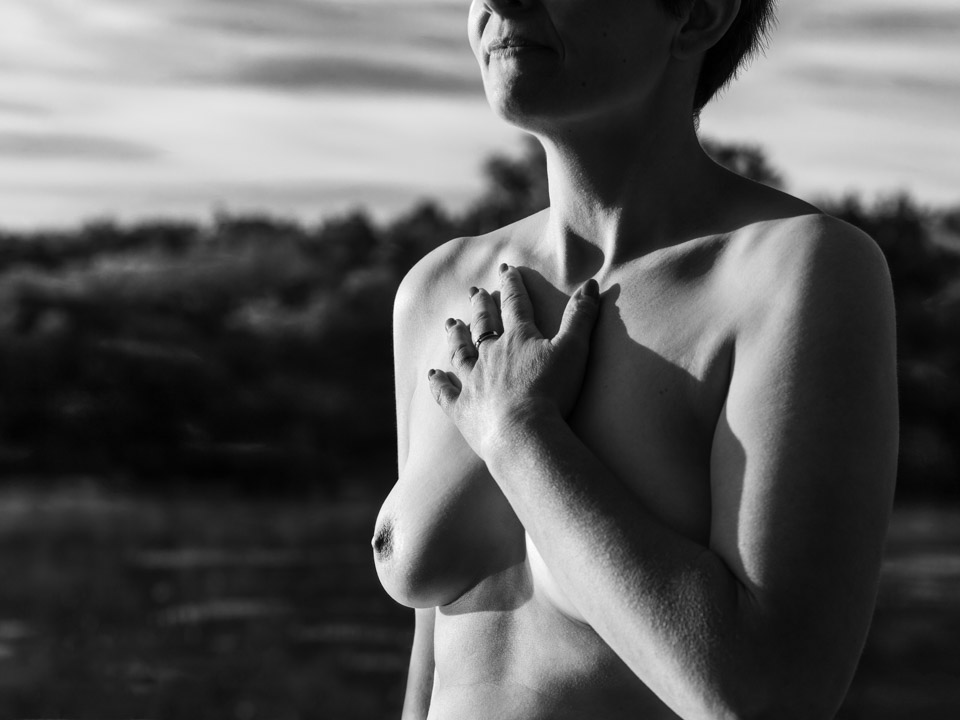 Portrait noir et blanc d'une femme nue